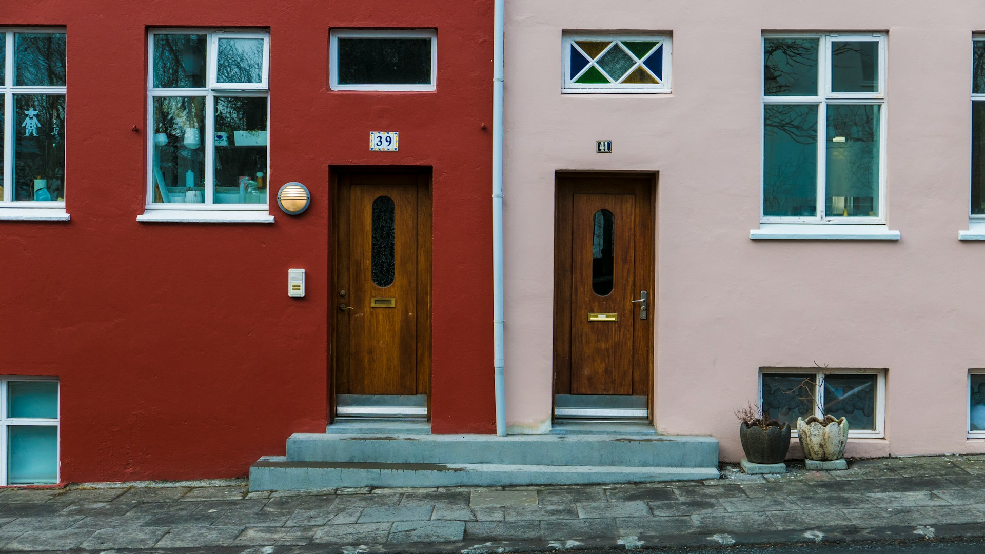 Twee huizen met andere kleuren